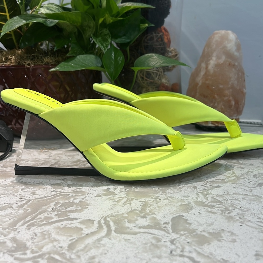 Good American Chartreuse Neoprene Thong Glass Heel Wedges Size 13